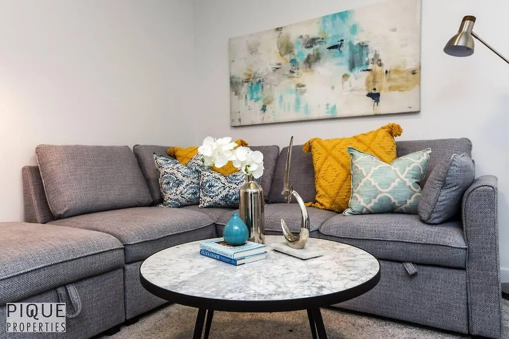 Holiday home *New*Chic Modern Home*King Bed*Foosball*Sleeps 8! Edmonton